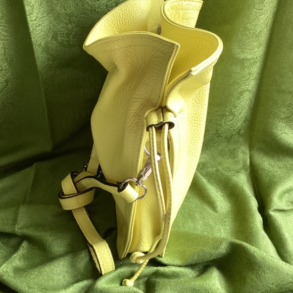 Borse In Pelle Bright Yellow Genuine Leather Drawstring Cinch  Crossbody Handbag - Picture 3 of 12